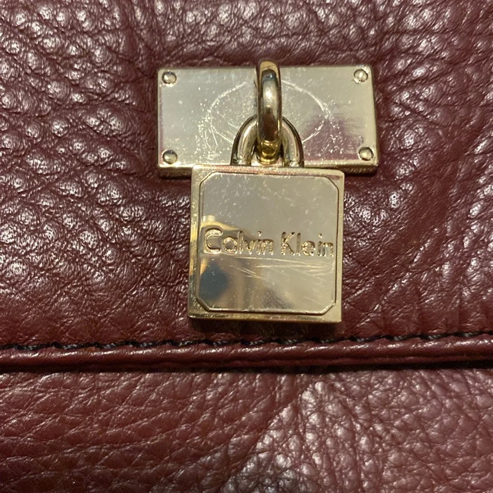 Calvin Kline small burgundy leather crossbody - Picture 2 of 12
